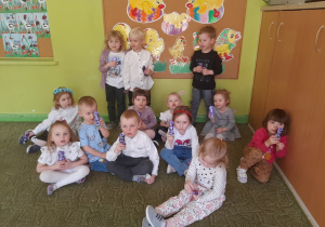 Dzieci pozują do zdjęcia trzymając w rękach czekoladowe zajączki